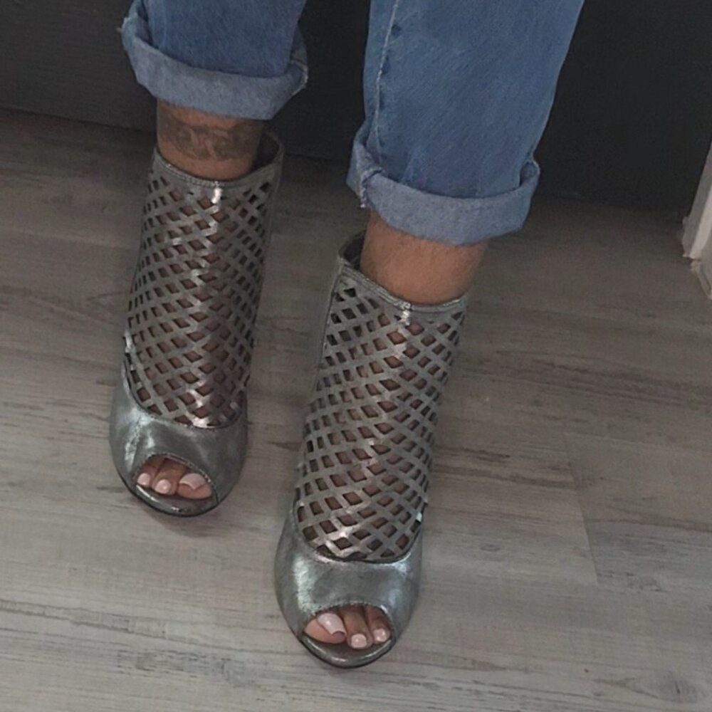 Metallic Silver Peekaboo Lattice Heels Size 8 - Picture 4 of 6